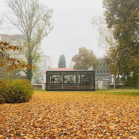 Velky Rodinny S Vyhladom Na Zelen A Hory V Centre Piestan S Parkovanim *